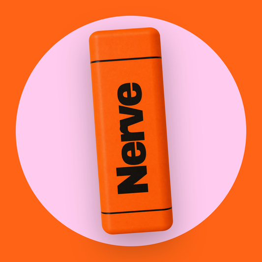 Nerve deodorant in oranje verpakking op een roze cirkel